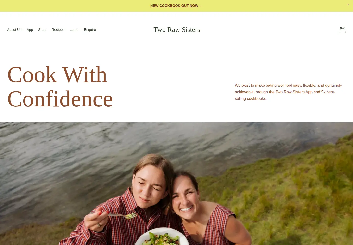Screenshot of tworawsisters.com