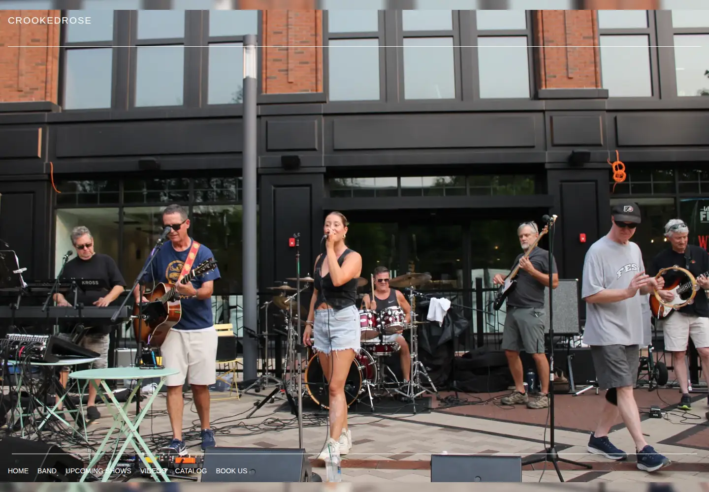 Screenshot of crookedroseband.com